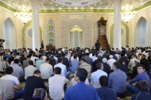 В мечетях Узбекистана собирают деньги для новогодних украшений