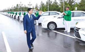 В Туркменистане запретили автомобили черного цвета
