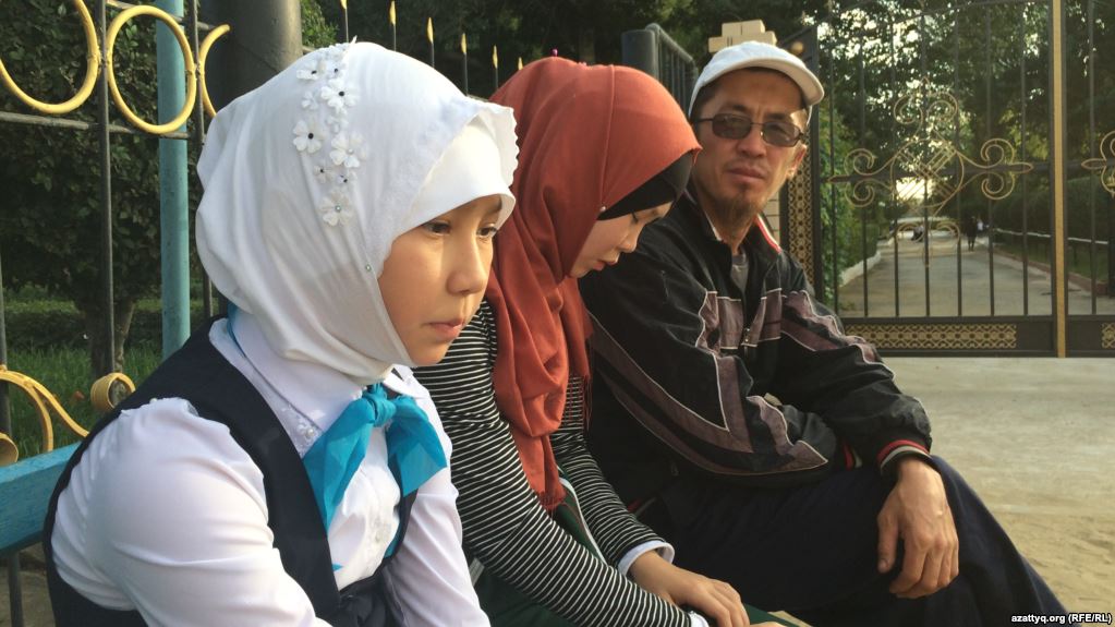 В Казахстане за ношение хиджаба оштрафованы родители 130 школьниц