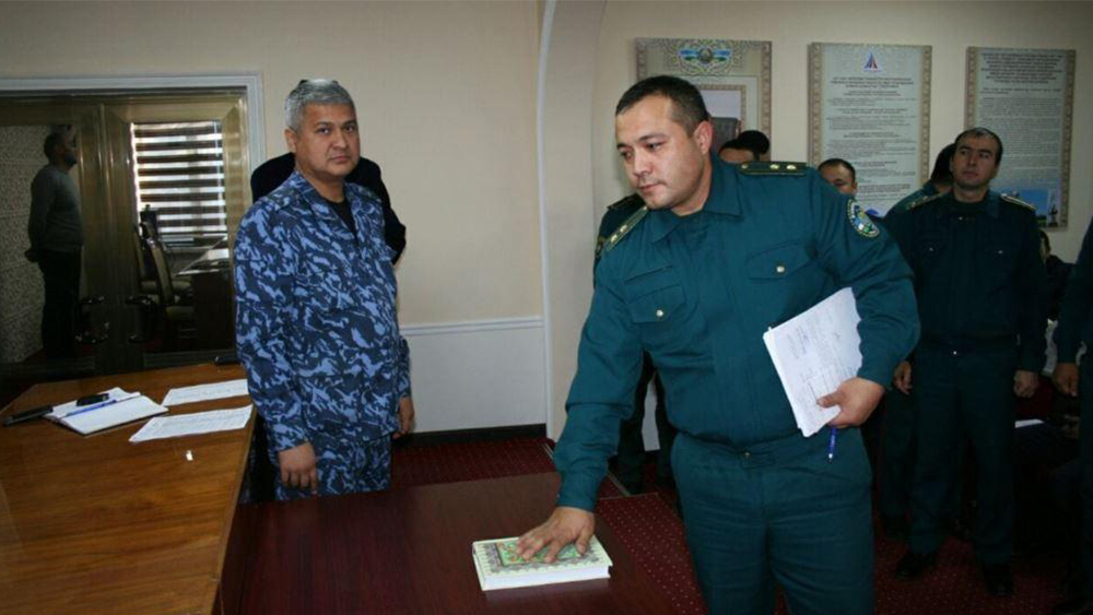 Узбекские милиционеры дали клятву на Коране