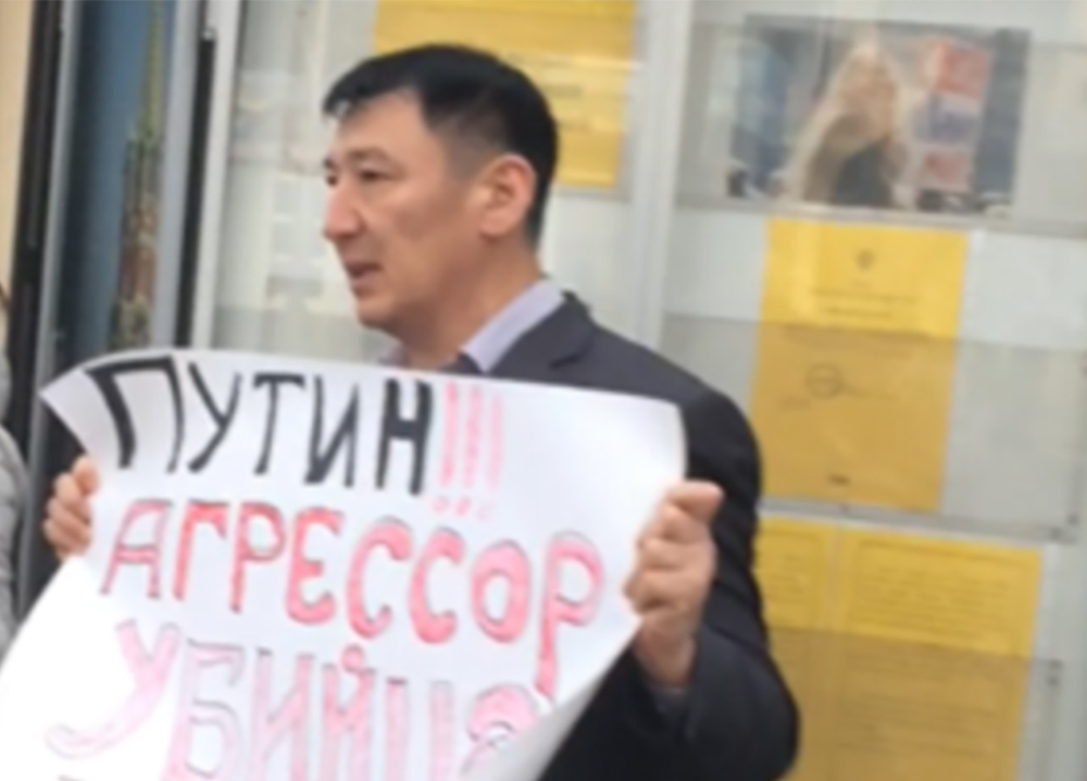 В Бишкеке задержаны активисты, устроившие пикет у посольства России