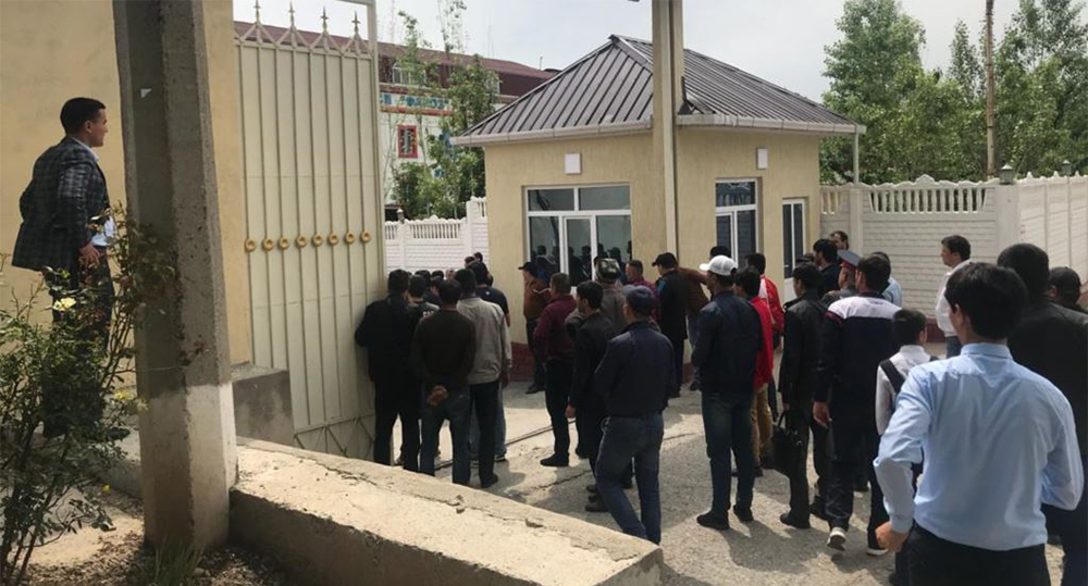 В Душанбе на акции протеста задержаны работники “Фароз”