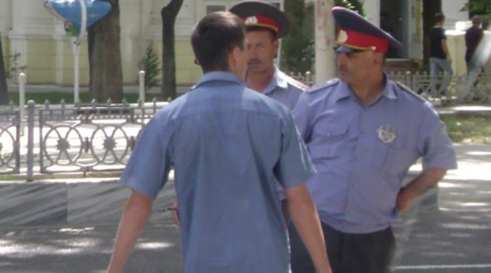 Таджикистан: власти устанавливают тотальный контроль внутри страны