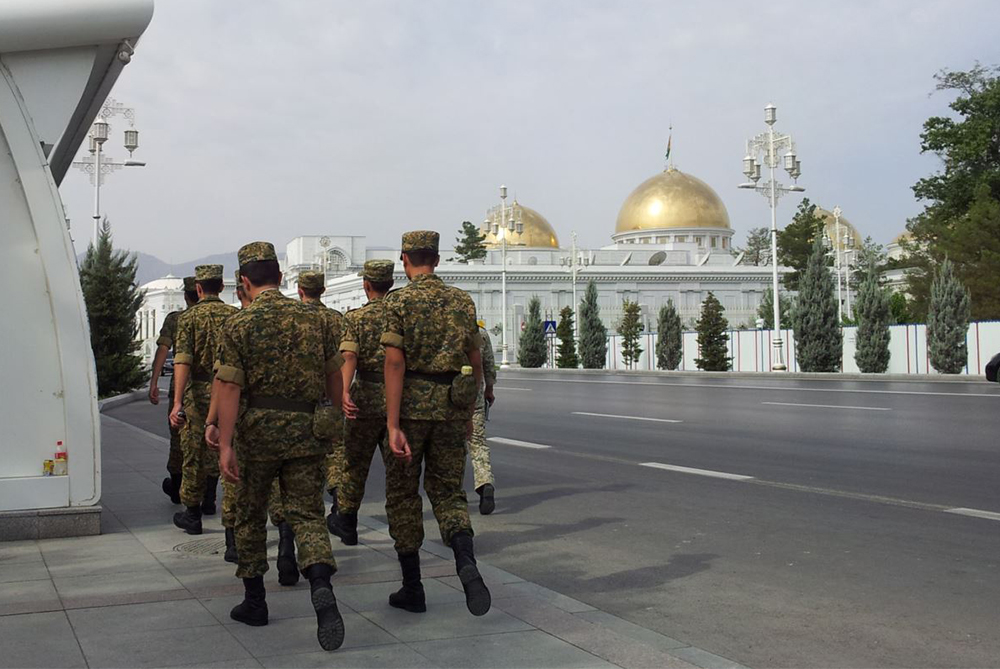 Туркменских студентов забирают в армию прямо из аэропорта