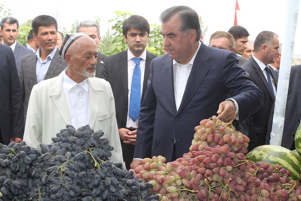 В Таджикистане появились новые праздничные дни “праздник винограда и яблоки”