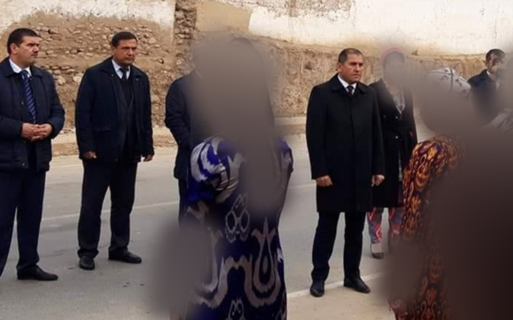 В Таджикистане школьниц заставляют встречать чиновников в летней одежде