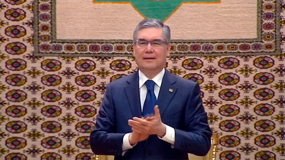 Туркменистан: мужчинам старше 40 лет приказано поседеть