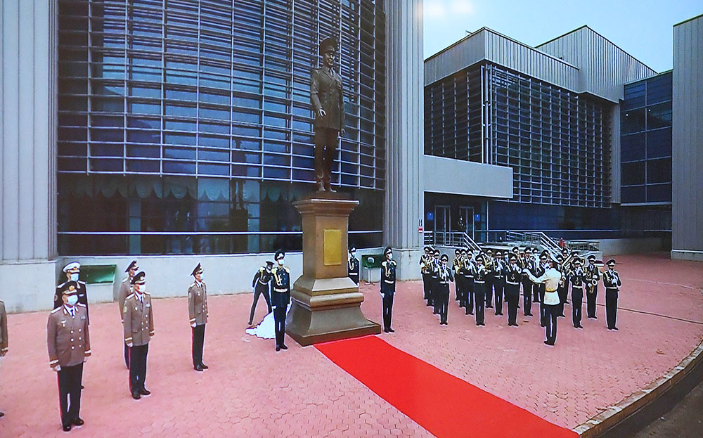 В Нур-Султане открыли монумент Назарбаеву