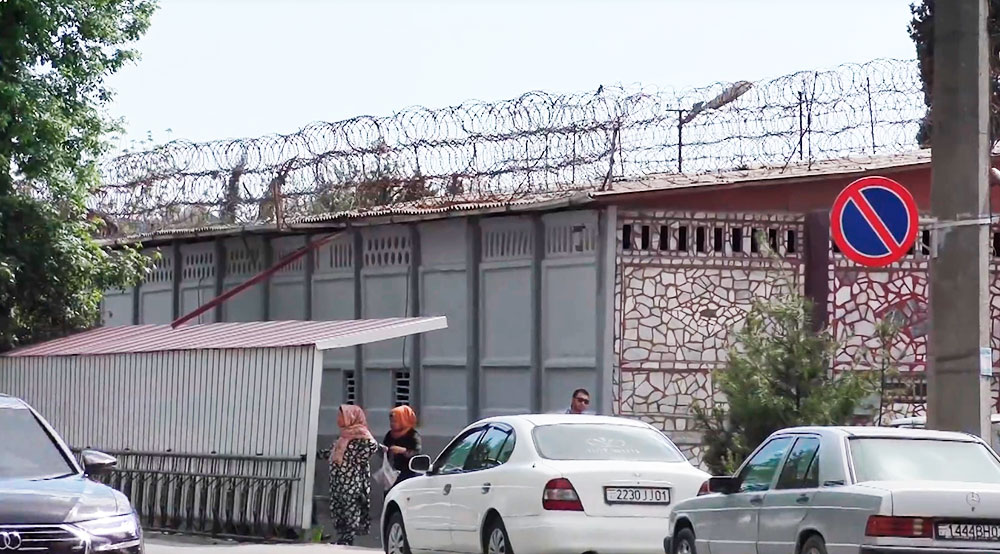 В таджикских тюрьмах заключенные скончались от пневмонии