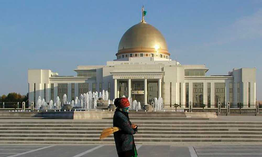Туркменистан: Курбан-Байрам придется отмечать дома “из-за пыли”