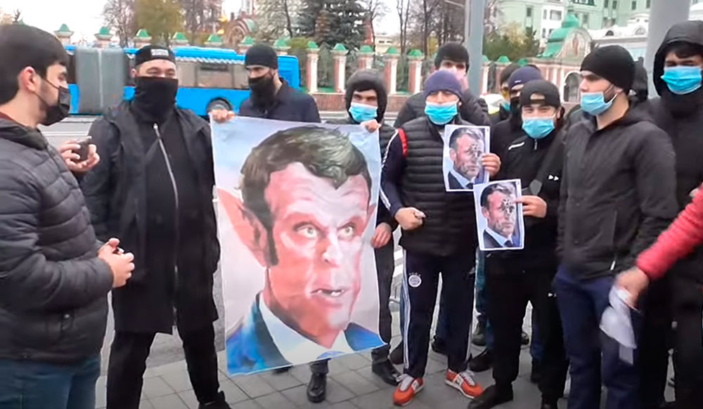 В Москве задержаны таджики при расклеивании листовок против Макрона