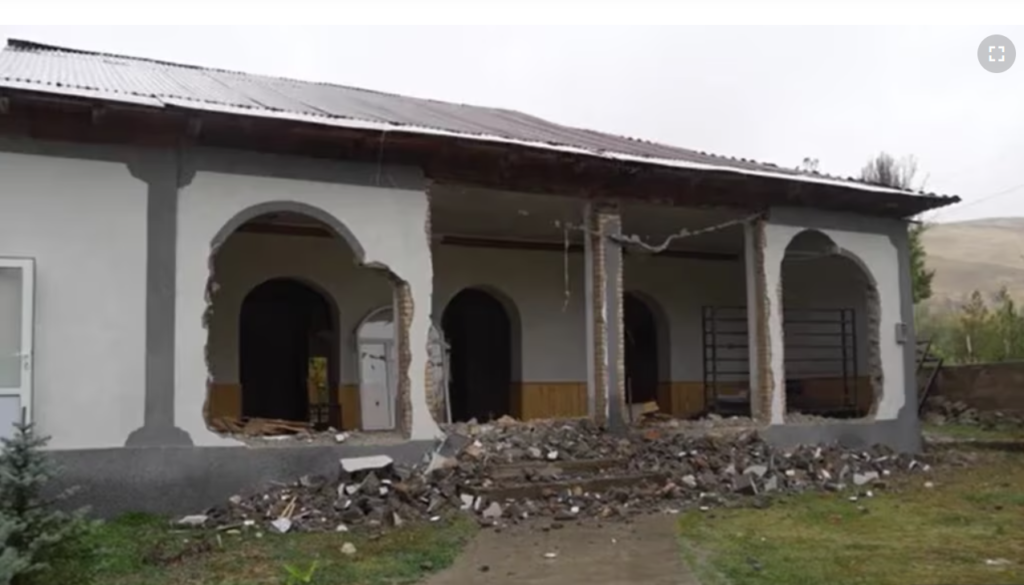 В Вахдате снесли мечеть